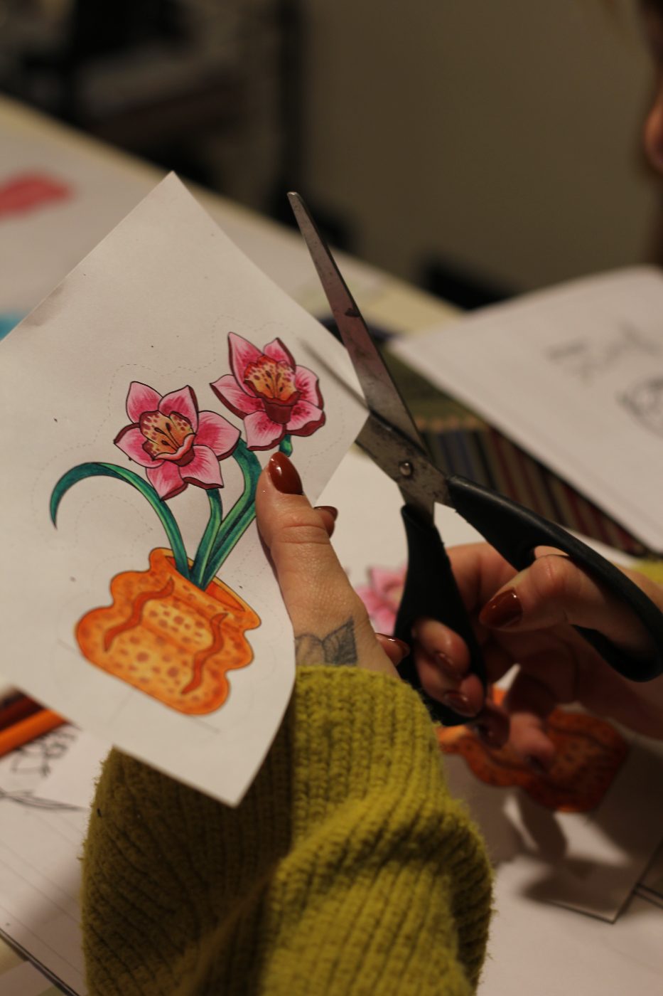 Manos recortando flores de papel