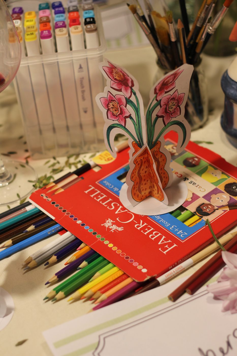 Florero de papel con flores rosas